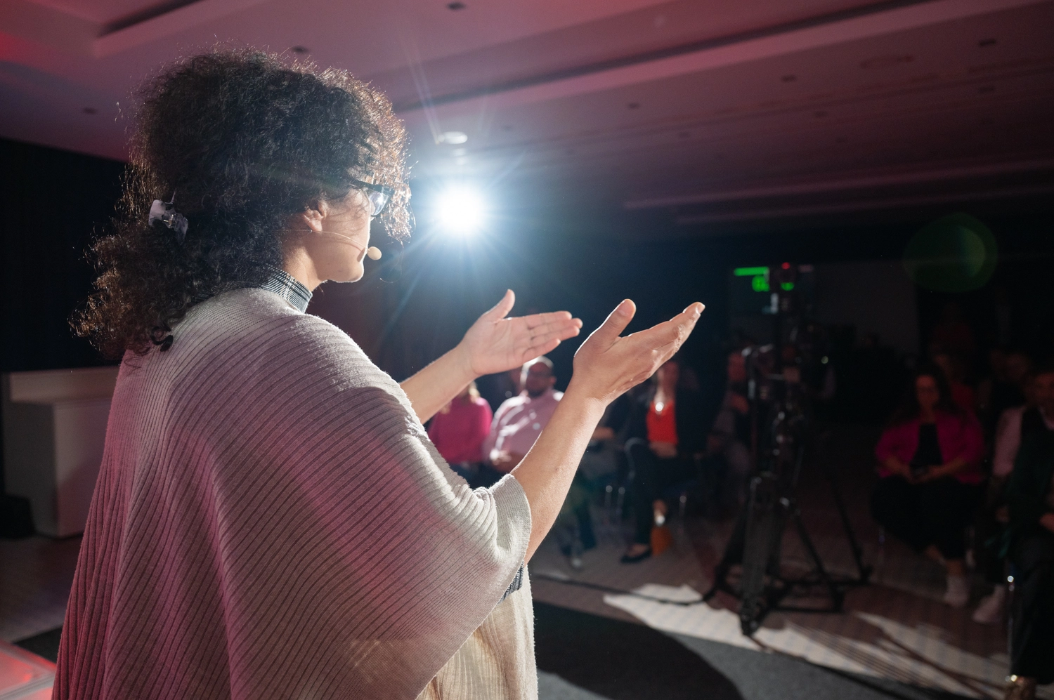 Saya in Space – Coach, Sprecherin – Saya Naumann hält einen Vortrag