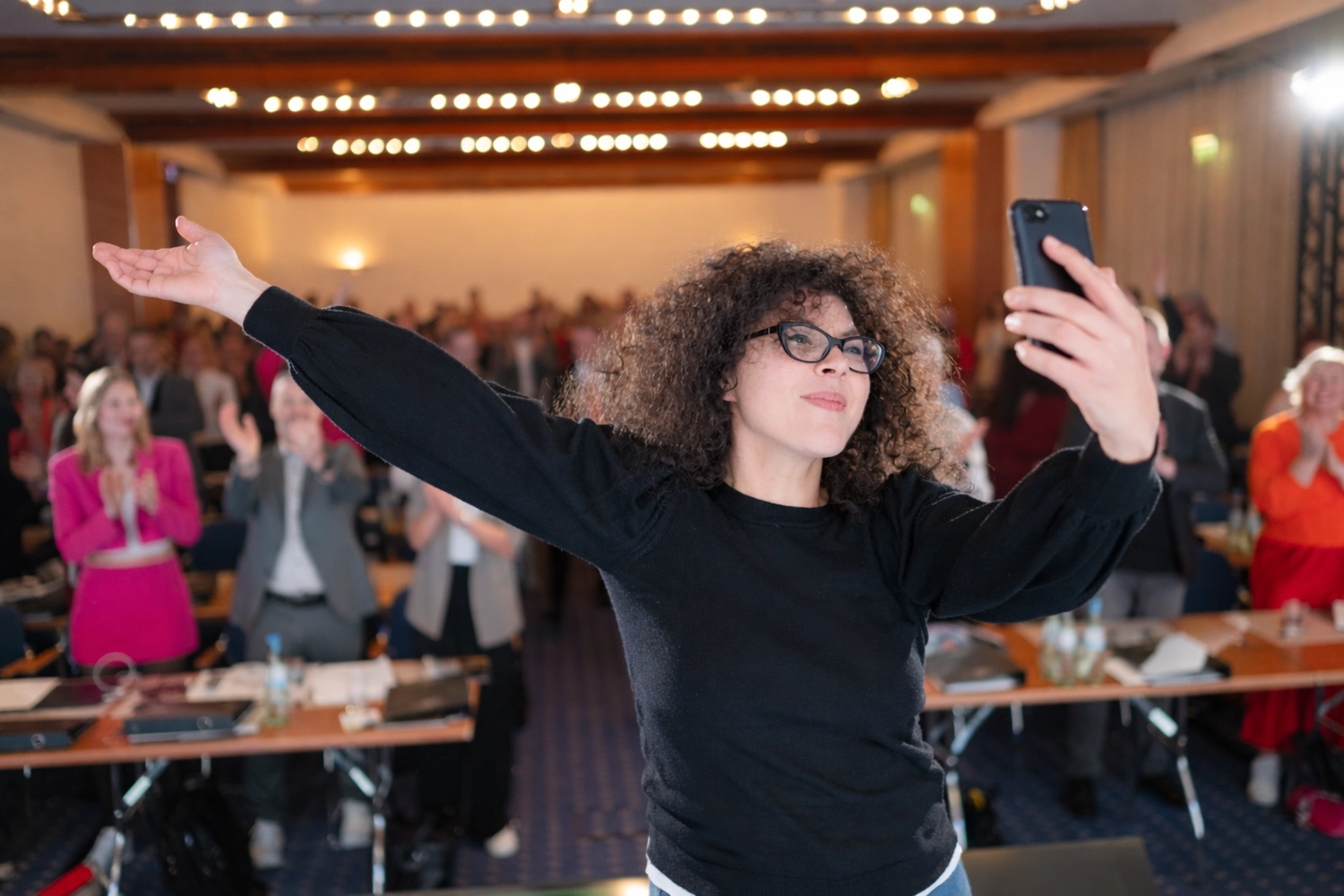 Saya in Space – Coach, Sprecherin – Saya Naumann macht ein Selfie