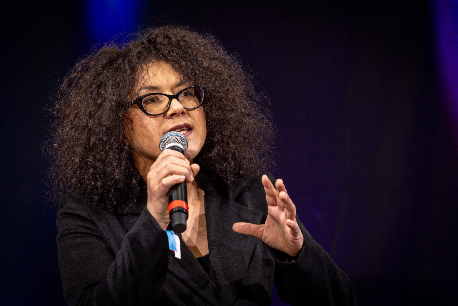 Saya in Space – Coach, Sprecherin – Saya Naumann hält einen Vortrag